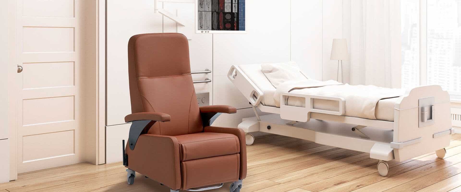 Sillón geriátrico reclinable en piel marrón junto a una cama articulada de hospital