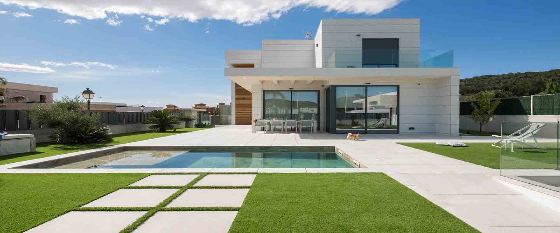 Vivienda unifamiliar moderna con piscina, césped y un perro en el jardín