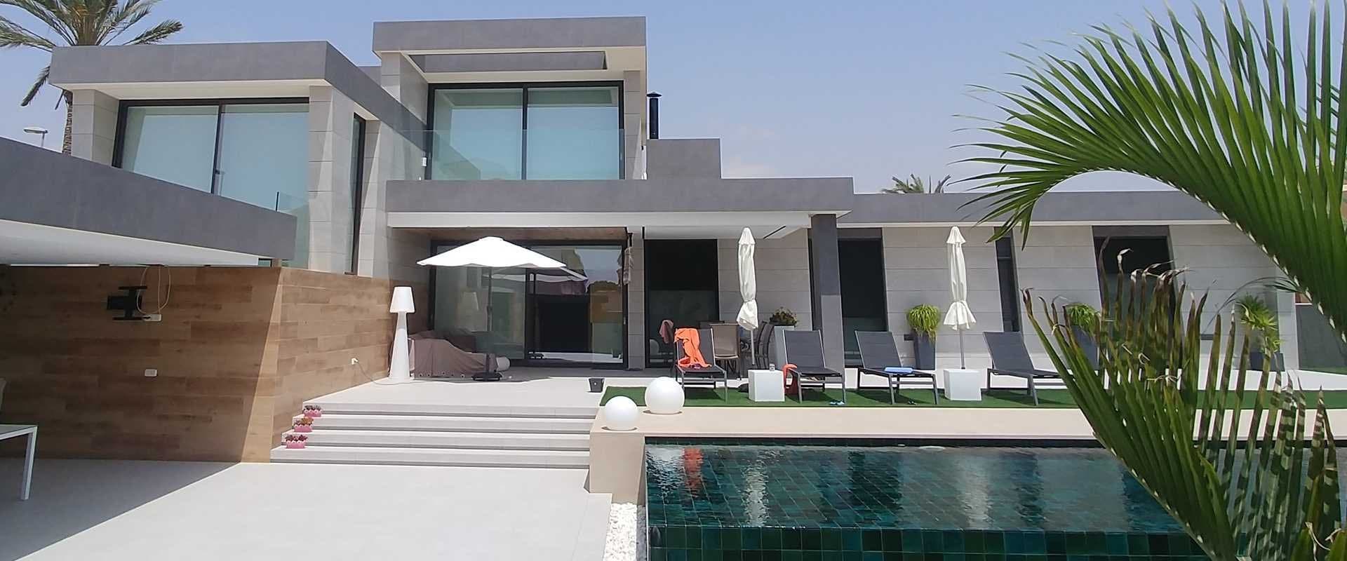 Vivienda unifamiliar moderna con terraza, piscina y pérgola de madera