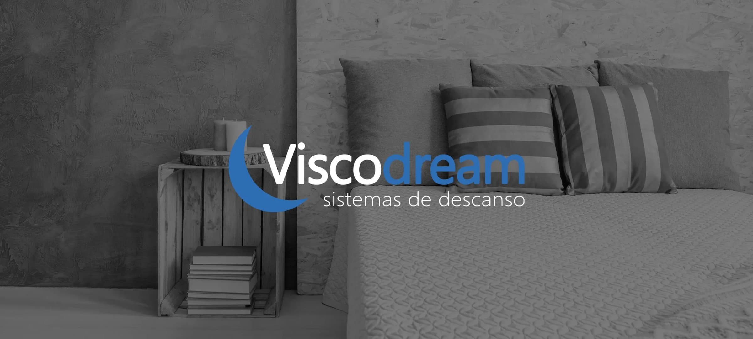 Fotografía en blanco y negro de un dormitorio con el logotipo superpuesto de la marca de descanso Viscodream