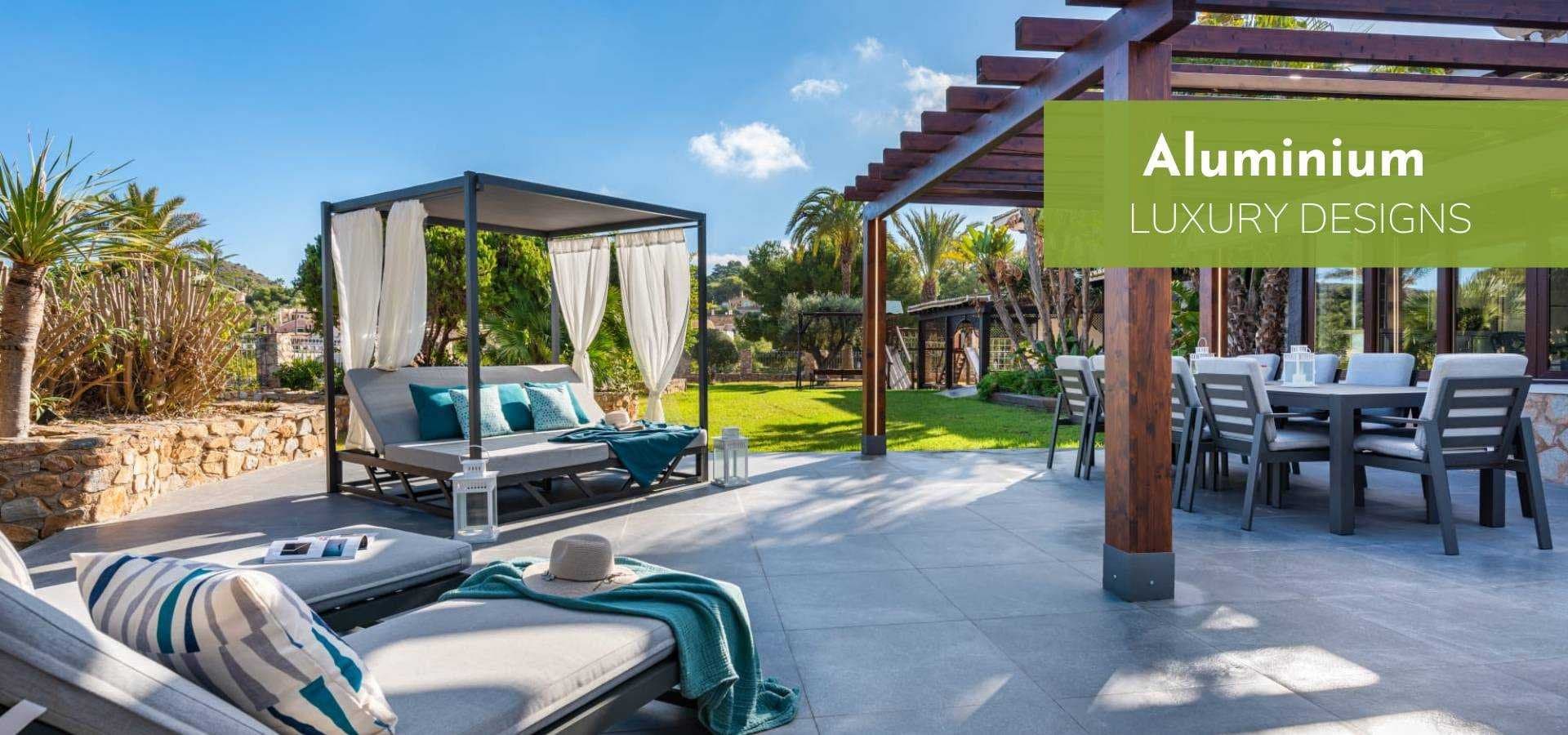 Terraza exterior con cama balinesa bajo pérgola junto a una marquesina de diseños de aluminio