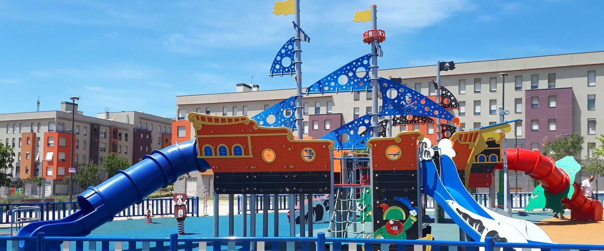 Parque infantil con tobogán y estructura temática de barco pirata