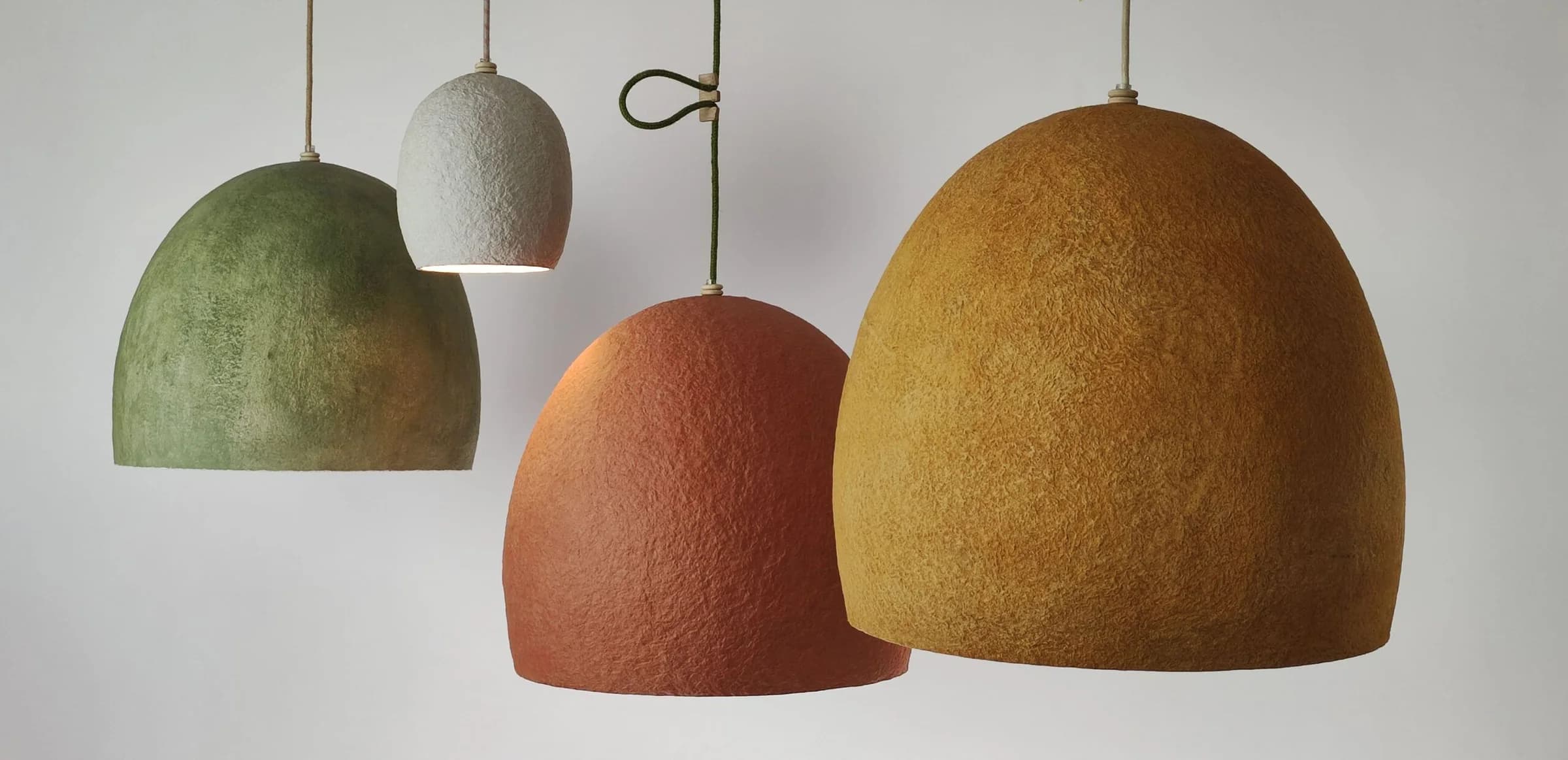 Composición de lámparas colgantes de papel en verde, blanco, terracota y mostaza