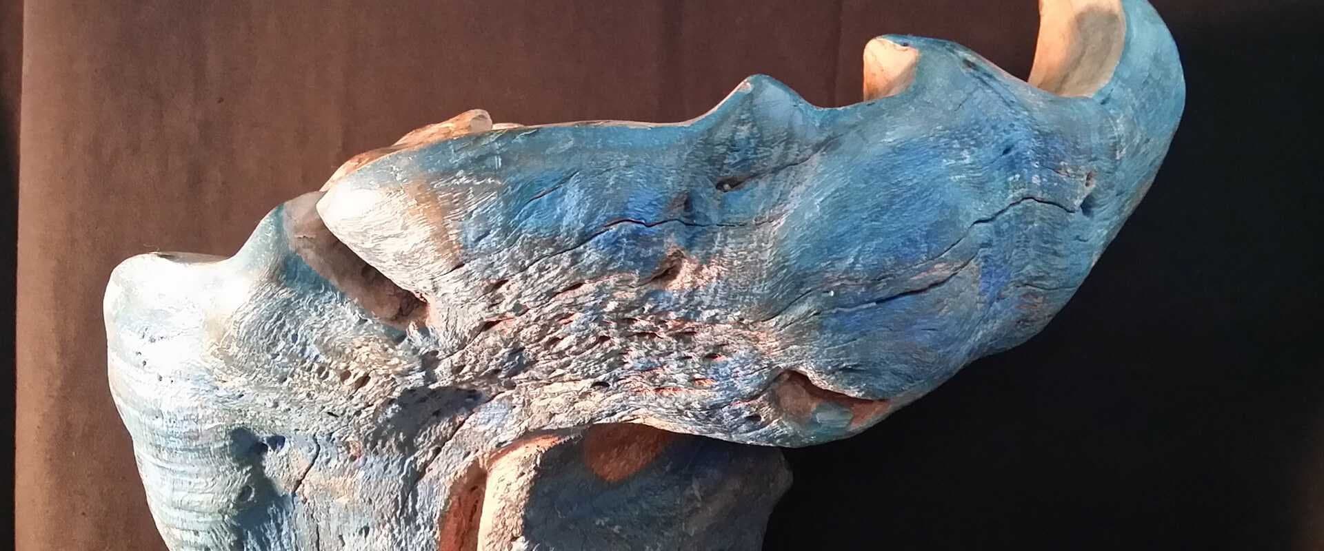 Escultura abstracta de madera flotante pintada en tonos azules
