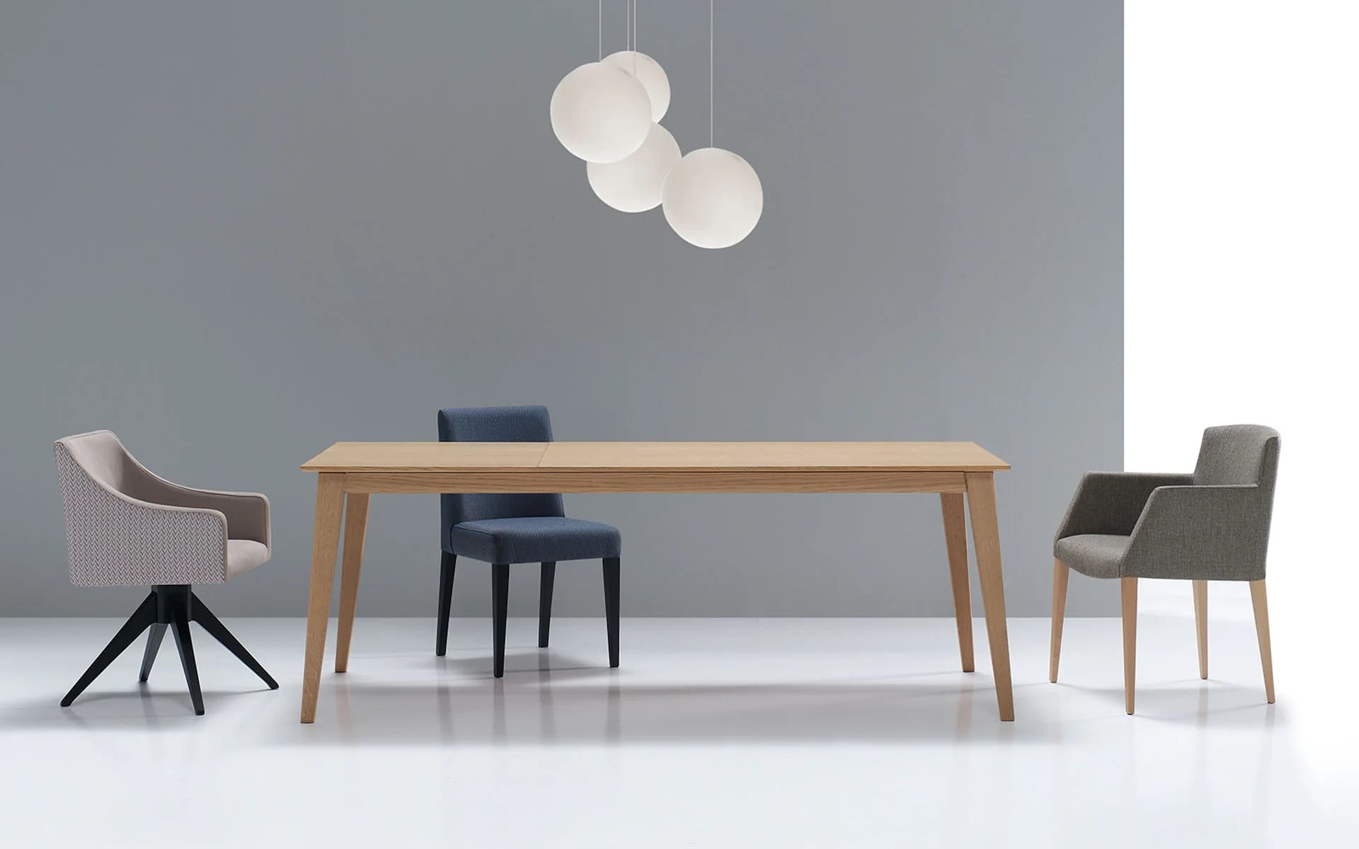 Mesa de comedor de madera con sillas y sillones tapizados, foto de catálogo