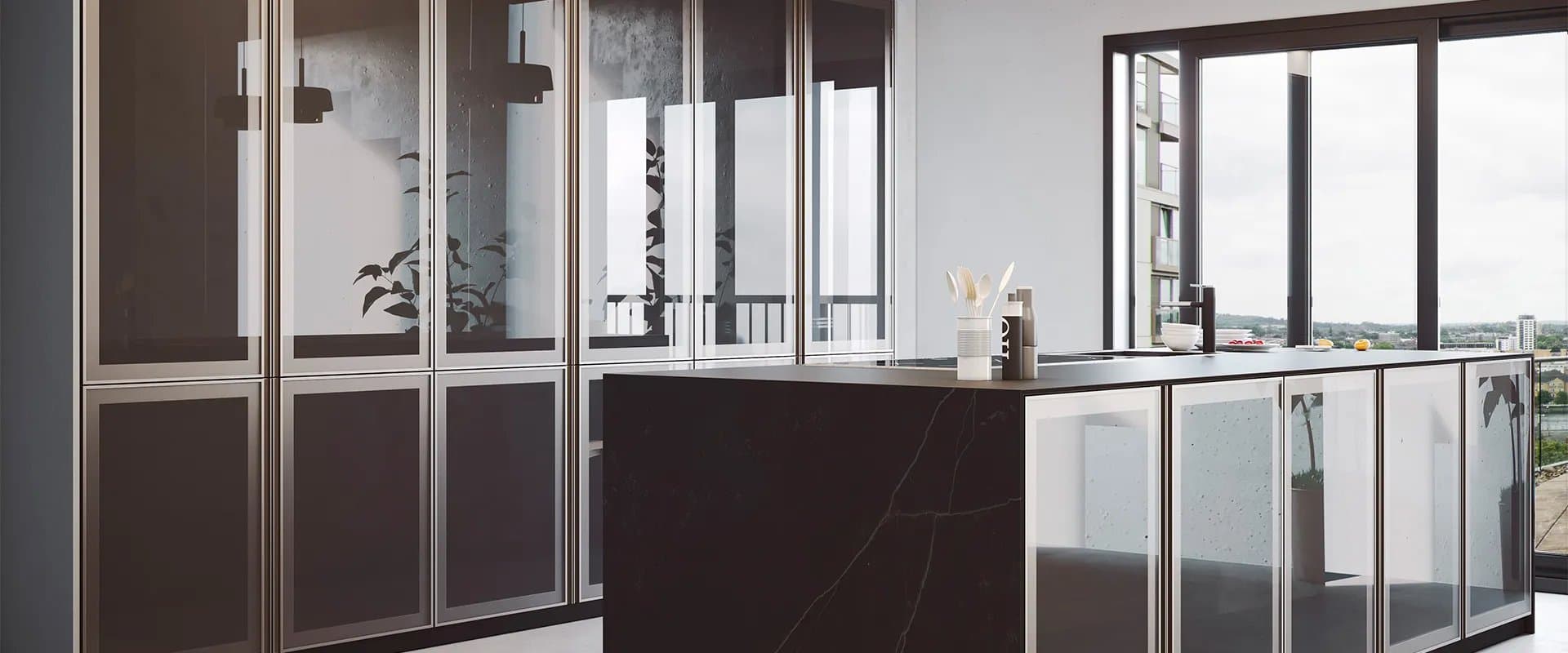 Cocina moderna con isla de mármol negro veteado y armarios con puertas de cristal ahumado