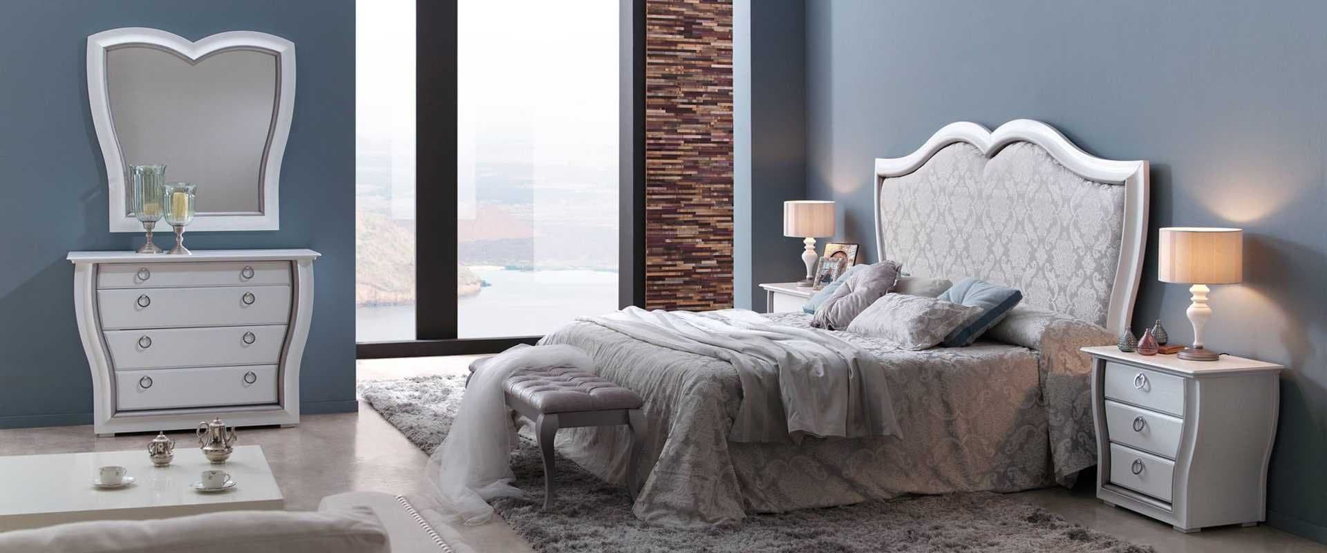 Dormitorio clásico con cabecero y mueble espejo en blanco y plata