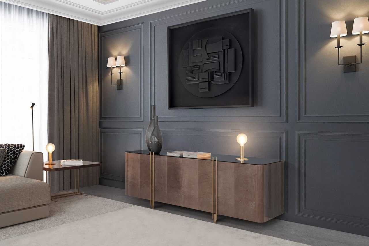 Aparador de madera con tiradores dorados y lámparas de mesa junto a un sofá, bajo apliques de pared