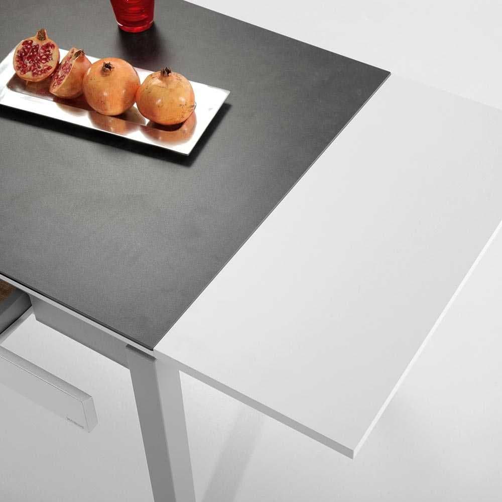 Detalle del mecanismo de extensión de la mesa Okey combinando tablero gris y blanco