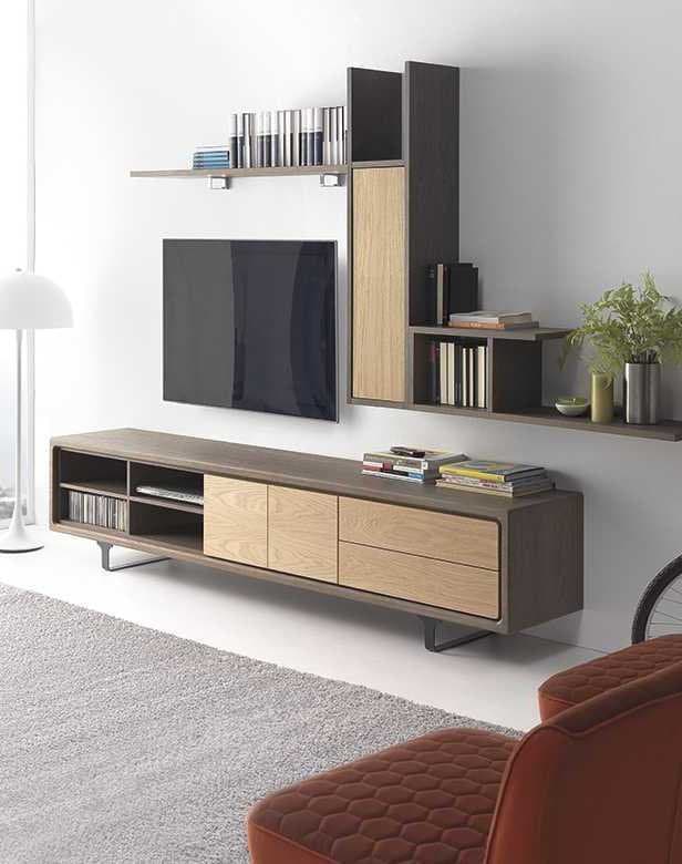 Mueble de salón suspendido en madera con cajones, estante con libros y sillón de terciopelo naranja al frente