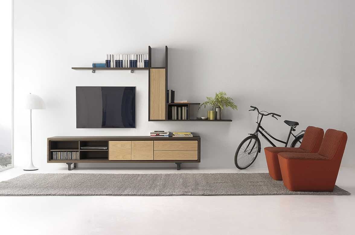 Mueble de salón suspendido junto a sofás naranja de diseño, lámpara de pie y una bicicleta apoyada en la pared